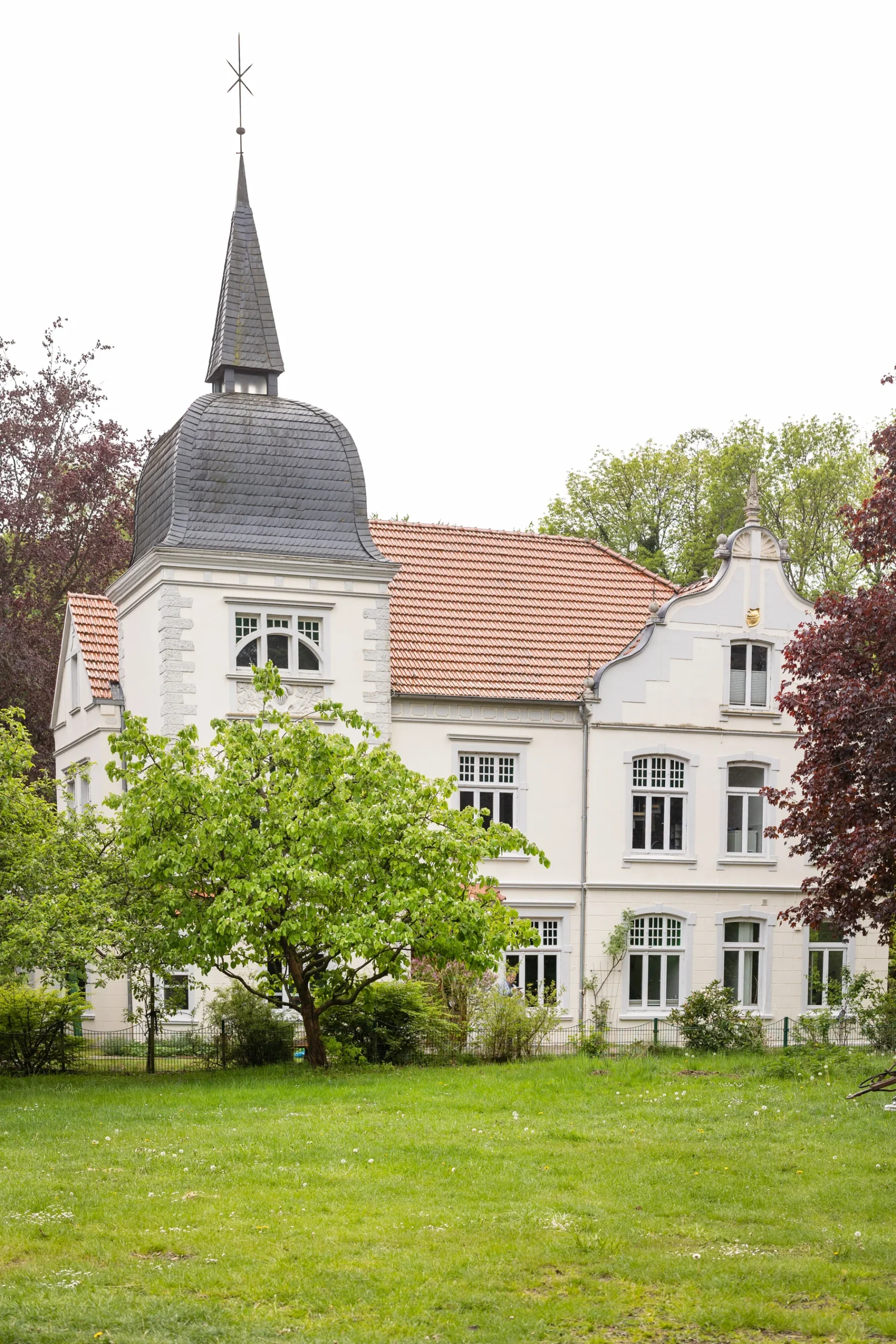 Das Gut Hundsmühlen mit Turm und verziertem Giebel