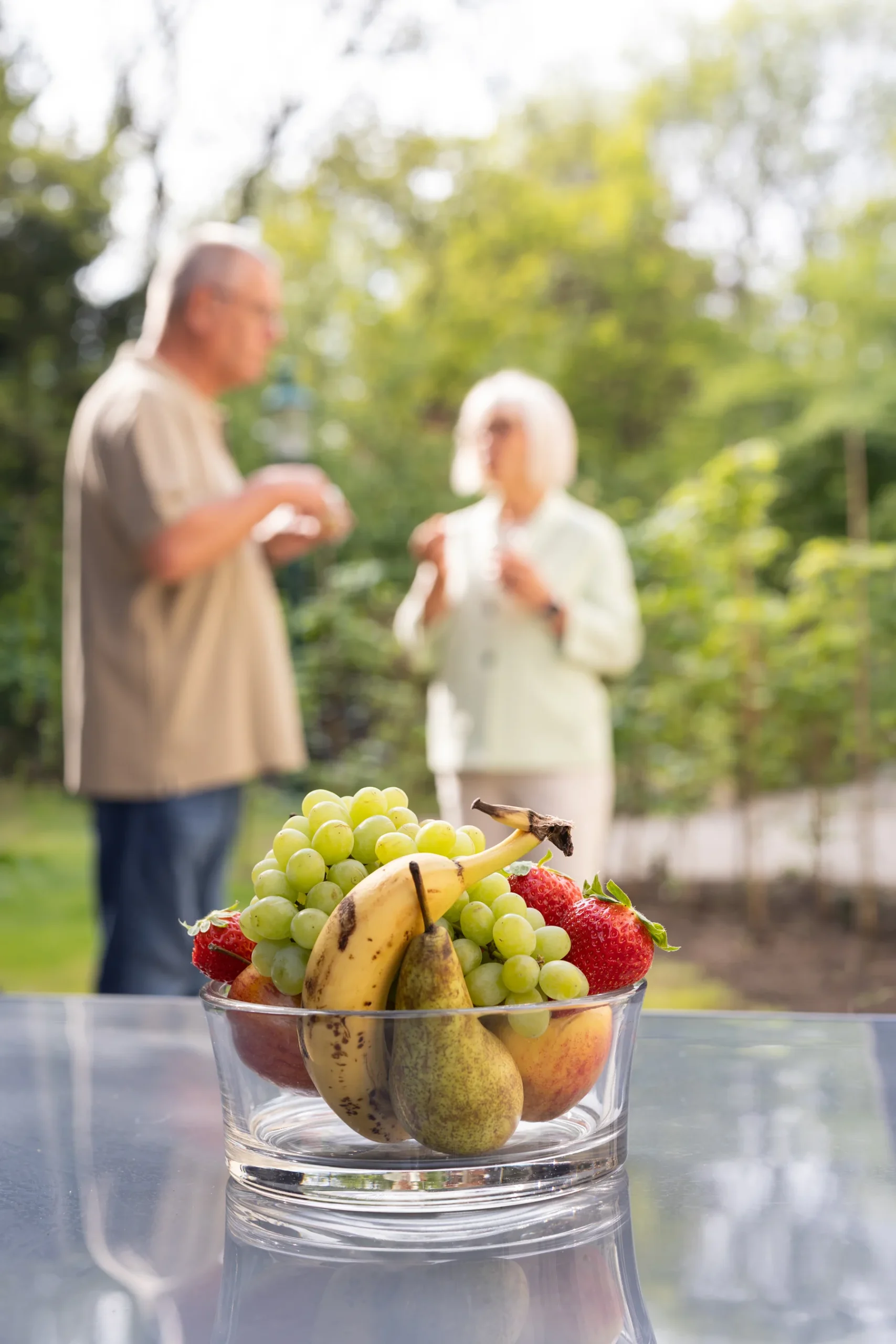 Obst und Begegnungen bei einer Pause im Garten