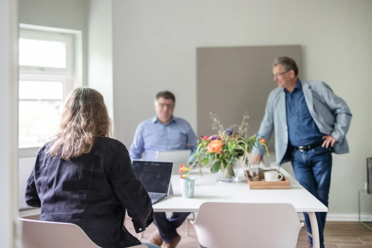 Besprechung im Raum Anna
