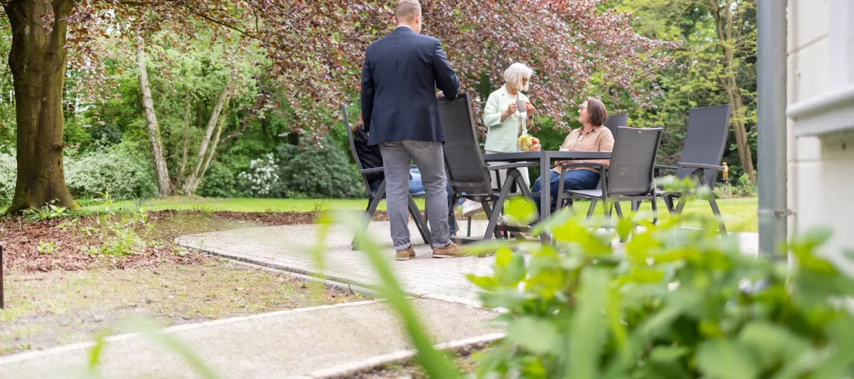 Pause und Austausch im Garten des Gutes Hundsmühlen