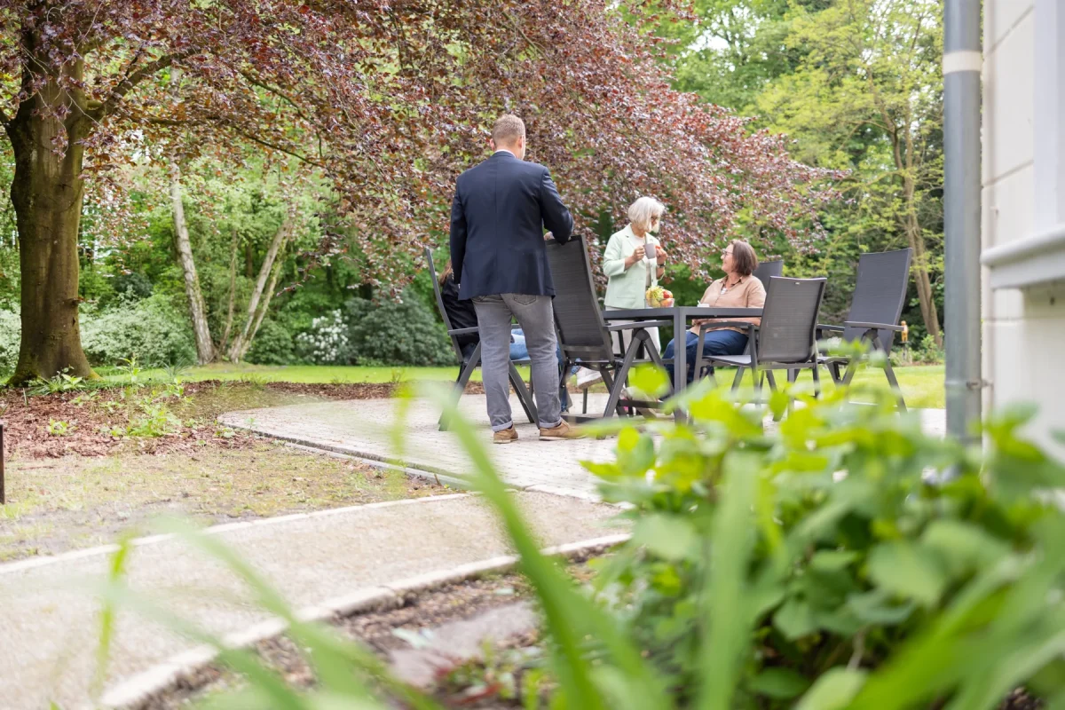 Pause und Austausch im Garten des Gutes Hundsmühlen