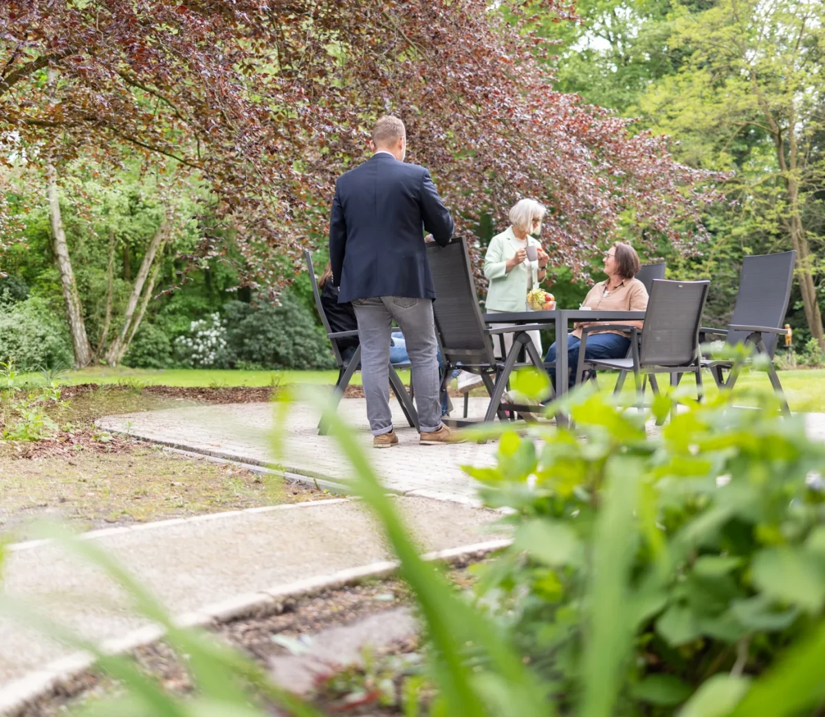 Pause und Austausch im Garten des Gutes Hundsmühlen