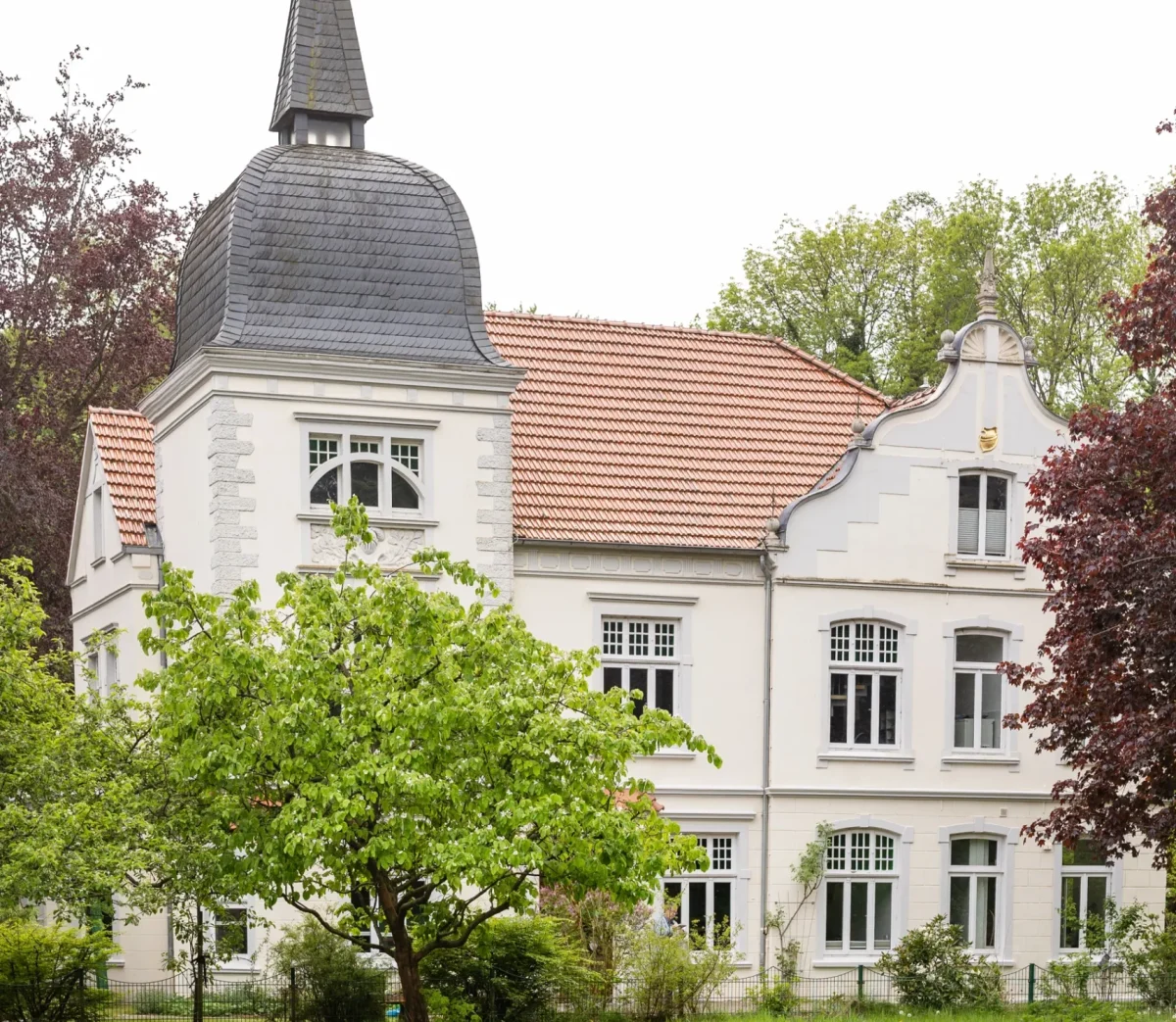 Das Gut Hundsmühlen mit Turm und verziertem Giebel