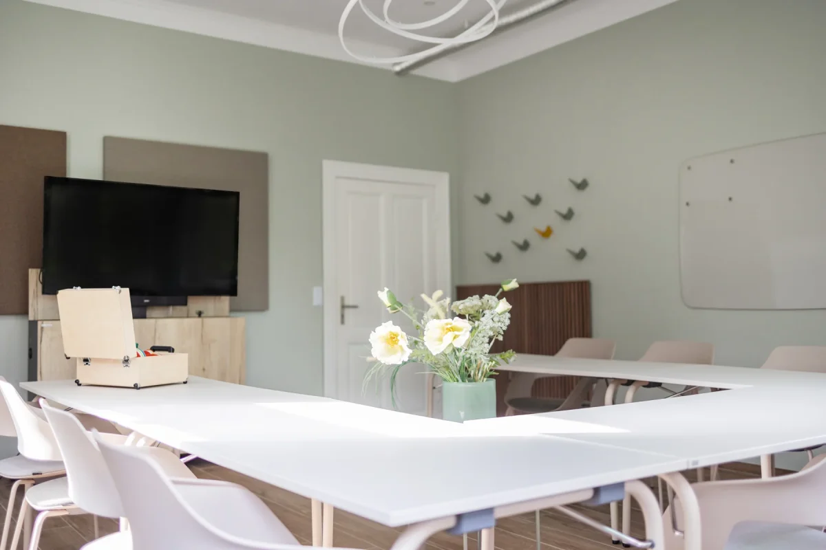 Fernseher und Whiteboard im Raum Johanne