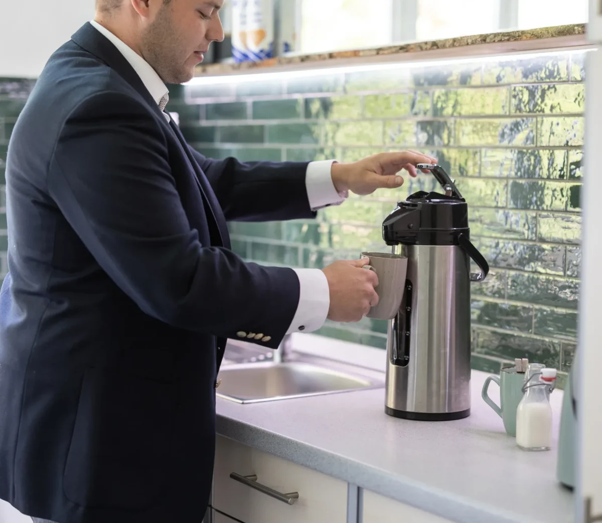 Kaffee wird in der Küche des Gutshauses vorbereitet