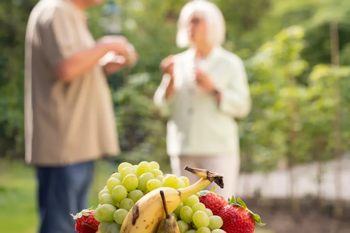 Obst und Begegnungen bei einer Pause im Garten