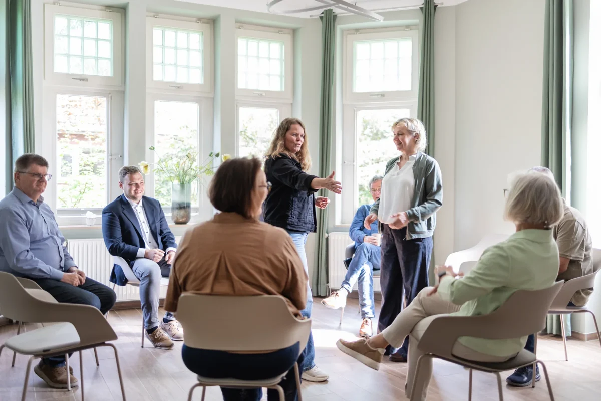 Gesprächsrunde mit Stuhlkreis im Raum Johanne